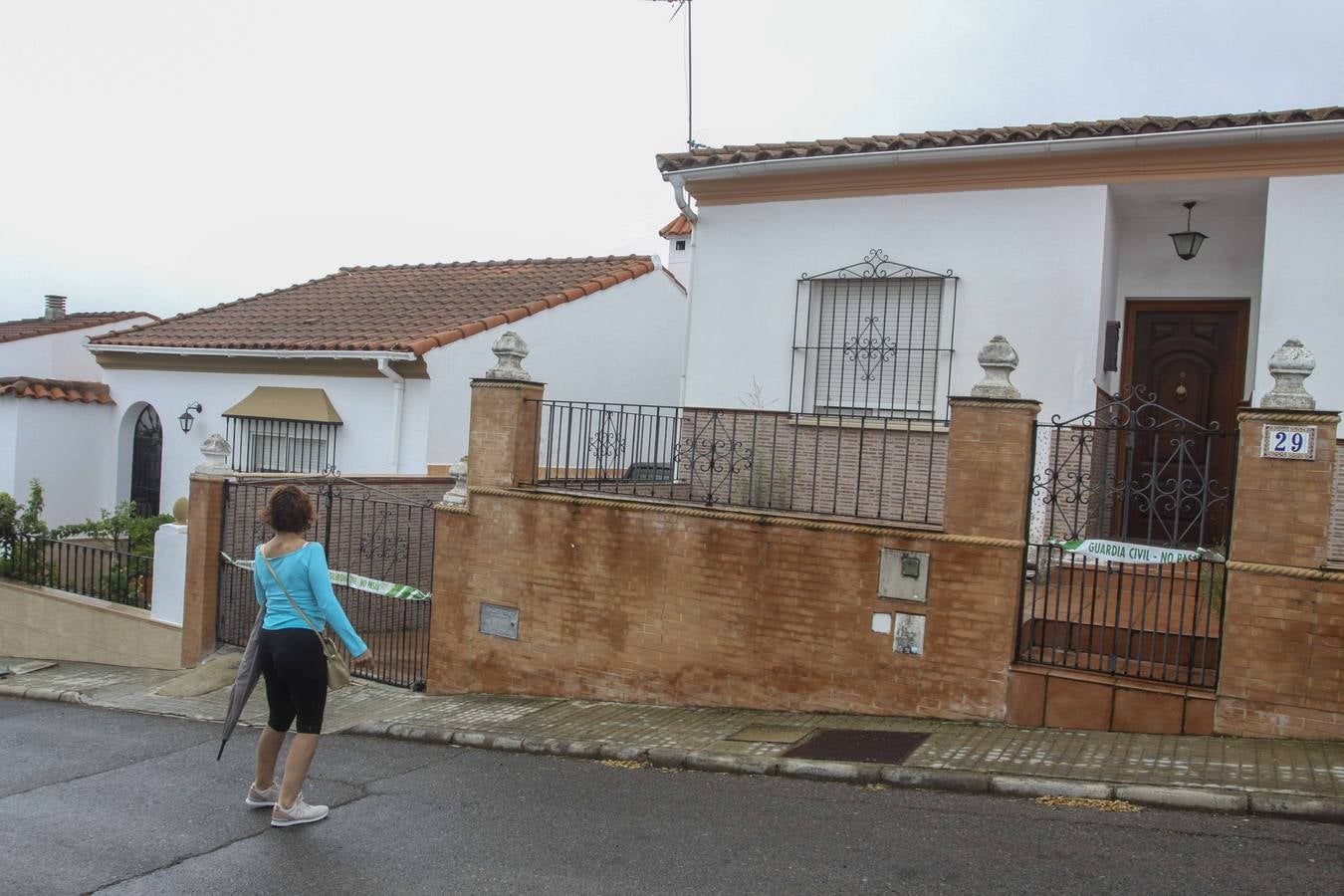 La Guardia Civil a la entrada de la finca