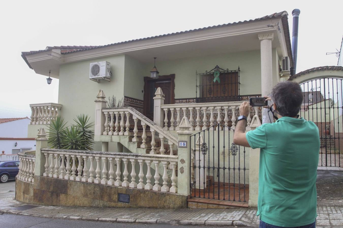 La Guardia Civil a la entrada de la finca