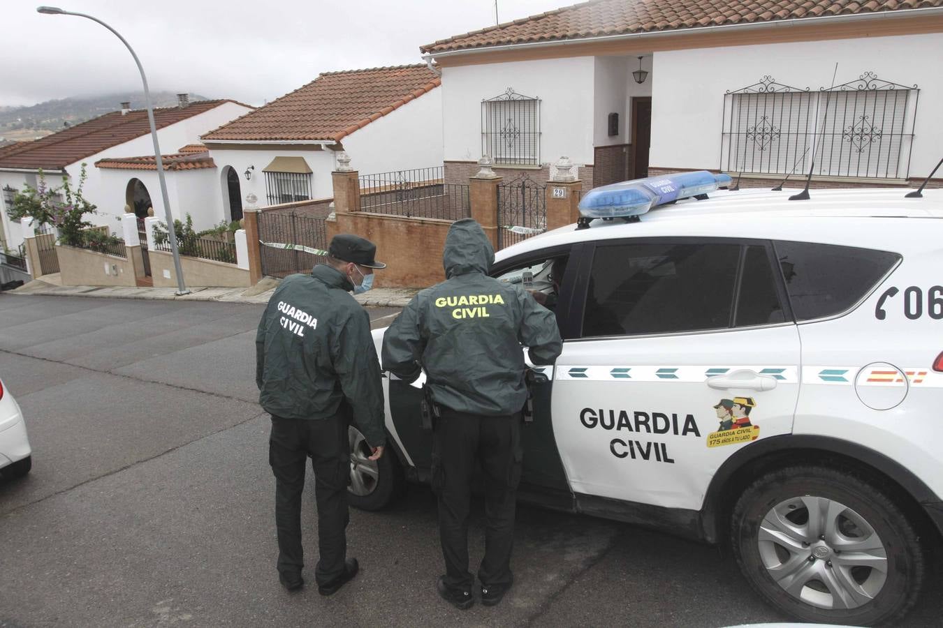 La Guardia Civil a la entrada de la finca