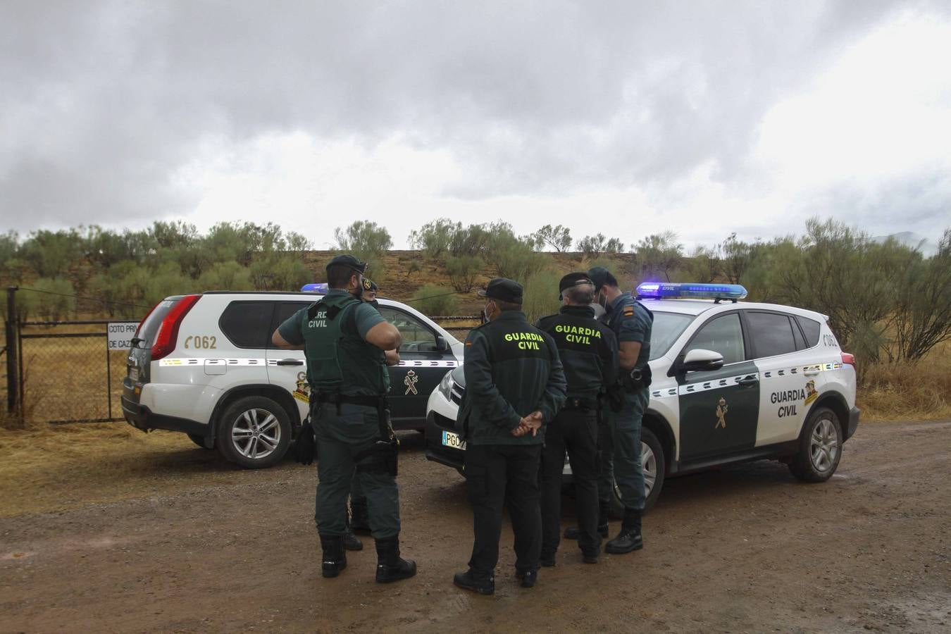 La Guardia Civil a la entrada de la finca