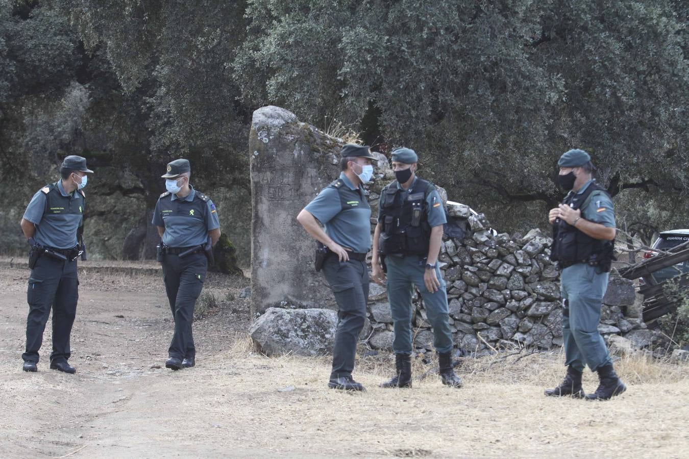 La Guardia Civil a la entrada de la finca