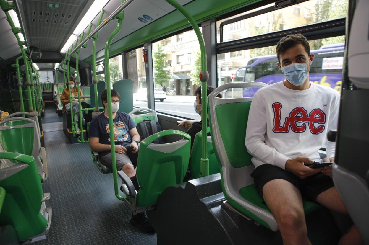 Estudiantes en un bus del campus ayer, con menos afluencia. 