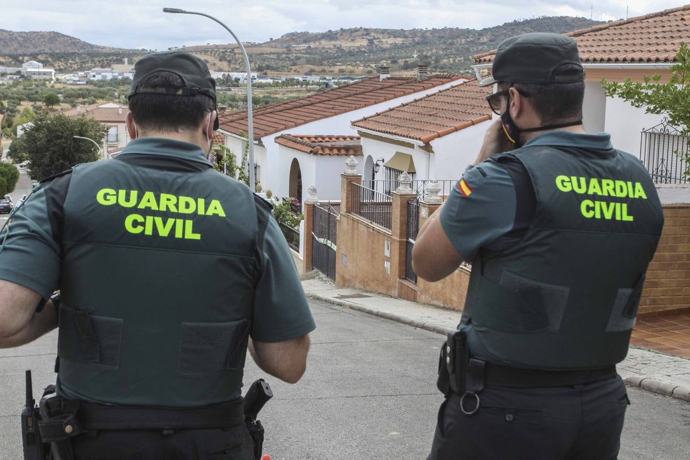 Un agente de la Guardia Civil custodia la entrada de la casa de Manuela Chavero