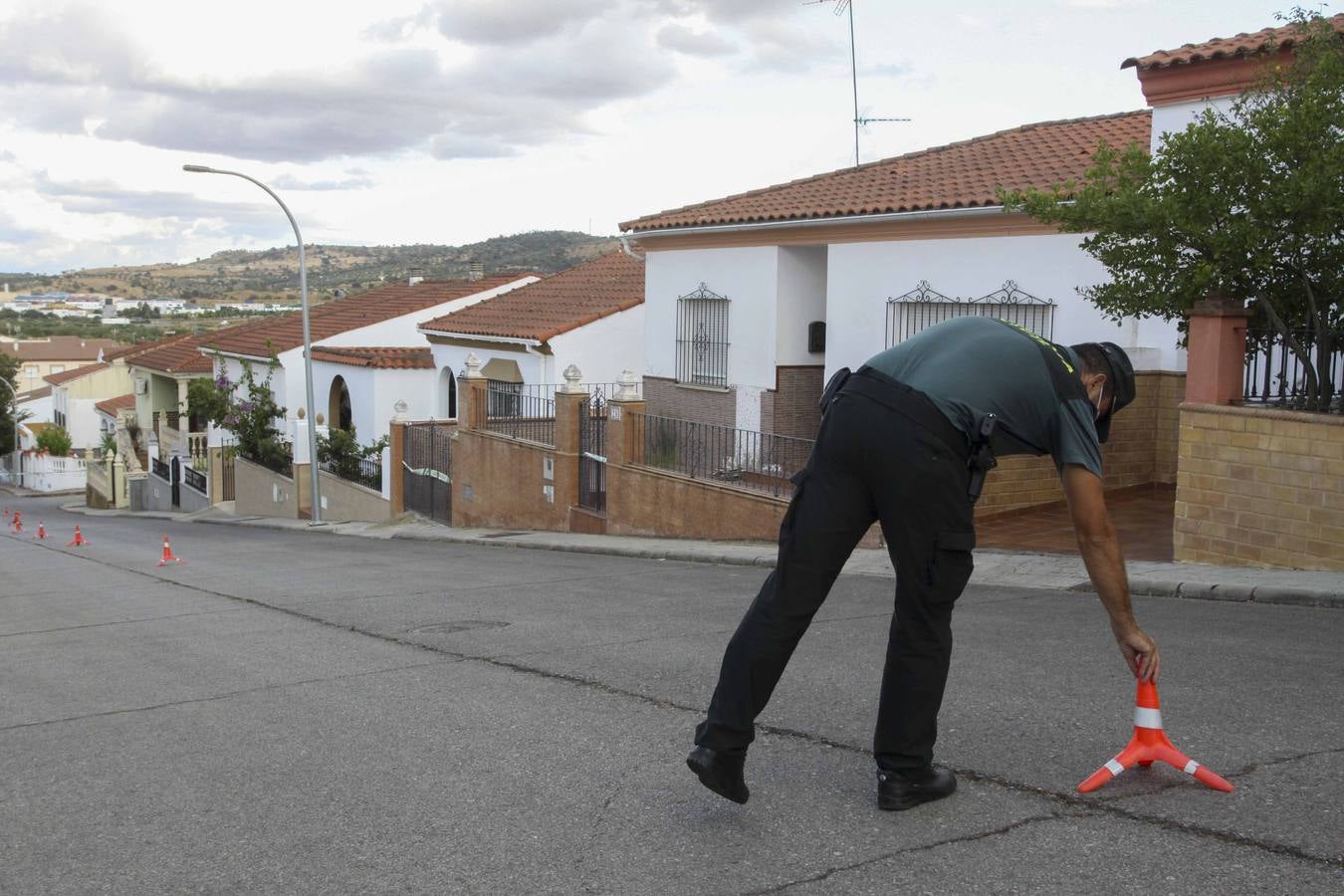 Un agente de la Guardia Civil custodia la entrada de la casa de Manuela Chavero