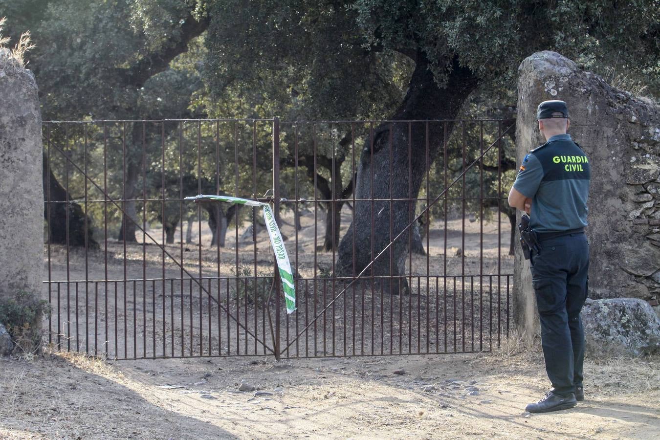 Un agente de la Guardia Civil custodia la entrada de la casa de Manuela Chavero