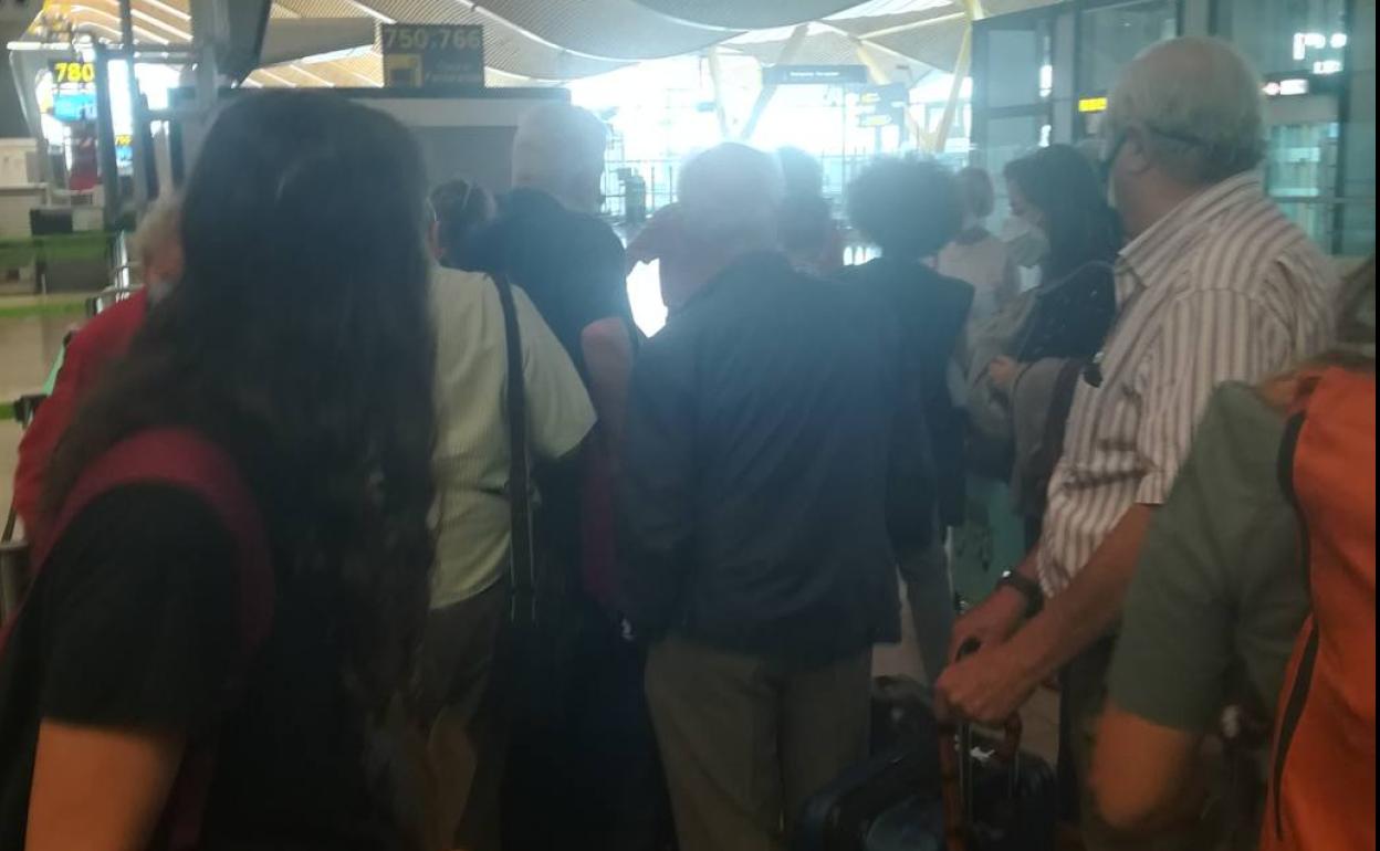 Los pasajeros afectados han sido trasladados en autobúes hasta el aeorpuerto de Barajas. 