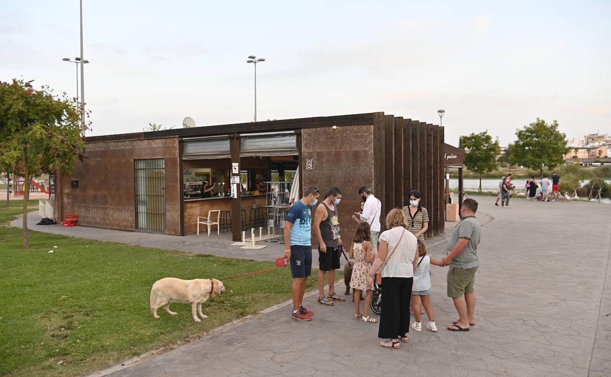 El quiosco junto al Puente de Palmas, el único baño de la zona.