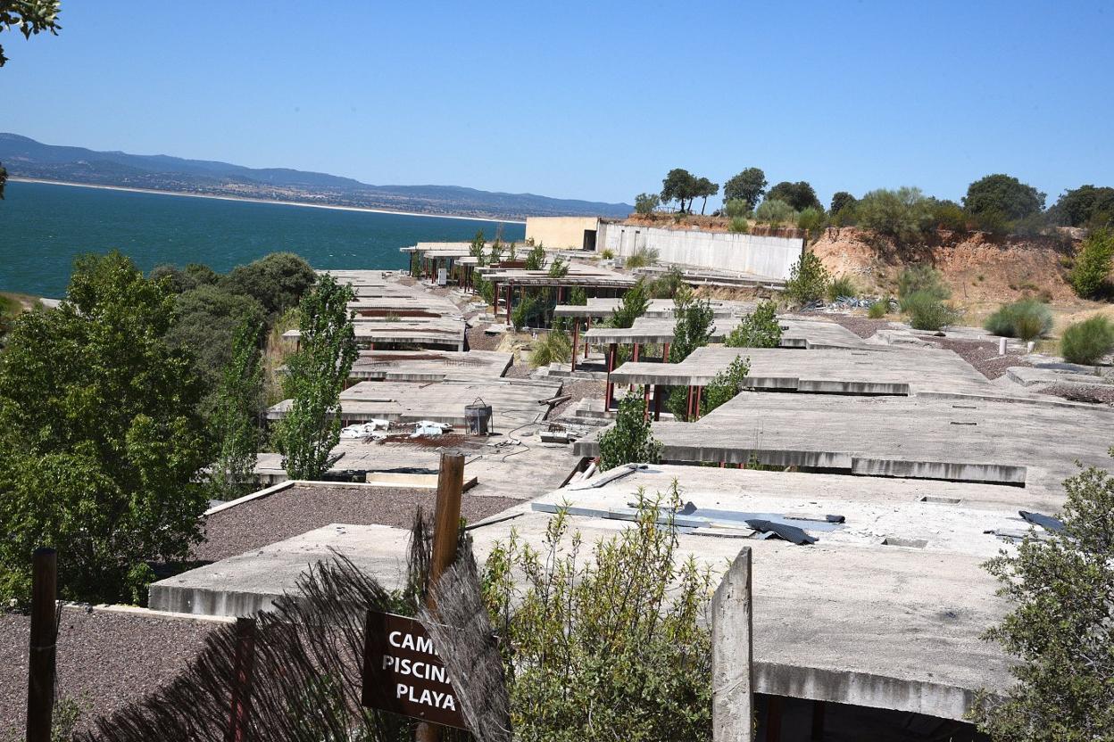 Chalés a medio construir en el resort y que serán derribados. 