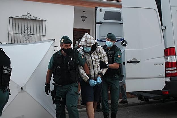 Salida ayer de Eugenio D. poco después de las 8 de la tarde de su casa de Monesterio. 