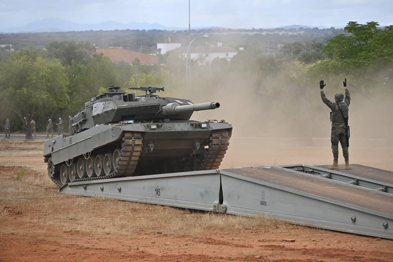 Militares en la base General Menacho