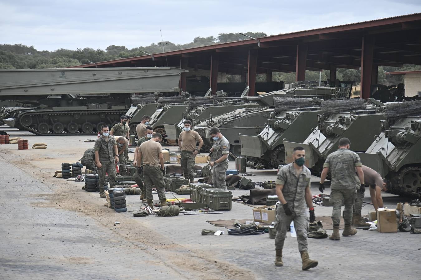 Militares en la base General Menacho