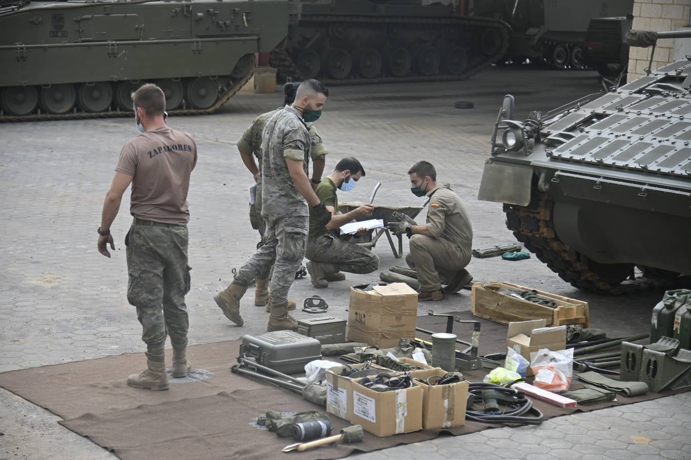 Militares en la base General Menacho