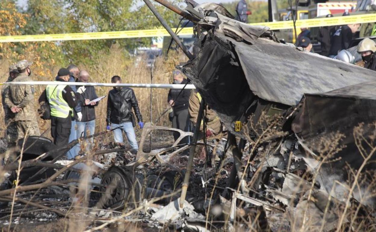 El presidente de Ucrania visita en el hospital al superviviente del accidente aéreo