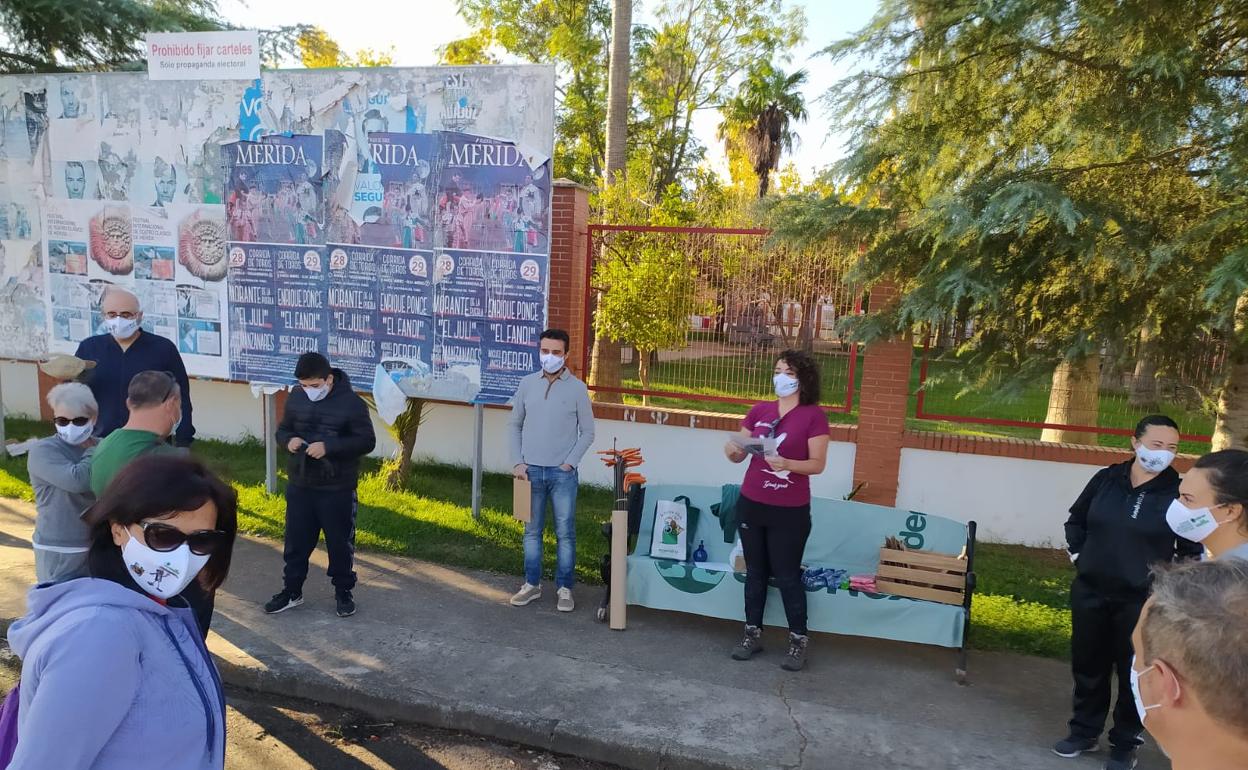 Voluntarios de Adenex recogen 140 kilos de basura en Puebla de la Calzada