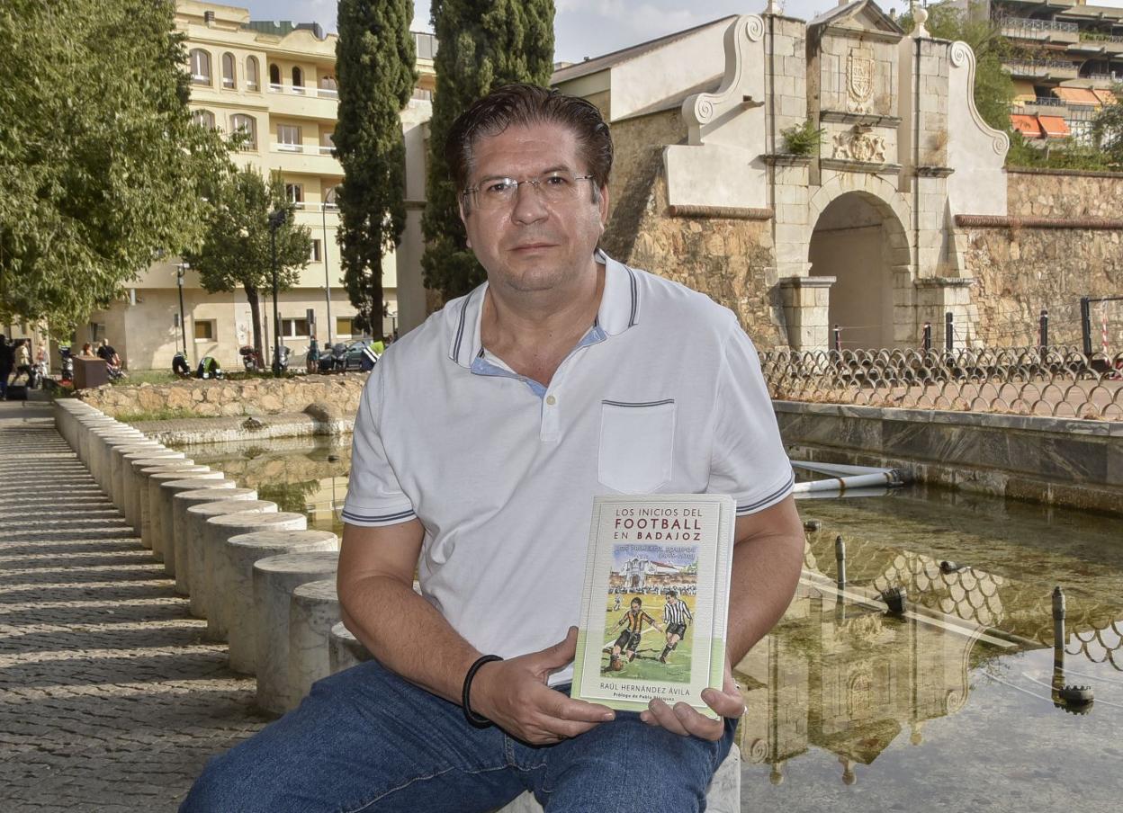 Raúl Hernández posa con su libro 'Los inicios del football en Badajoz' en Puerta Pilar, uno de los primeros campos que hubo en la ciudad. 