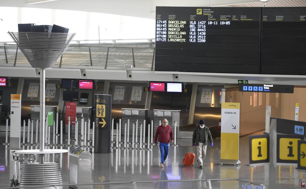 El aeropuerto de Bilbao, casi vacío durante los días del estado de alarma 