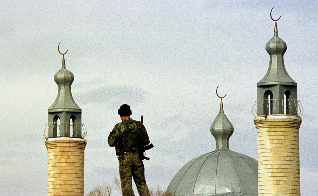 Un paracaidista ruso vigila desde una mezquita. 