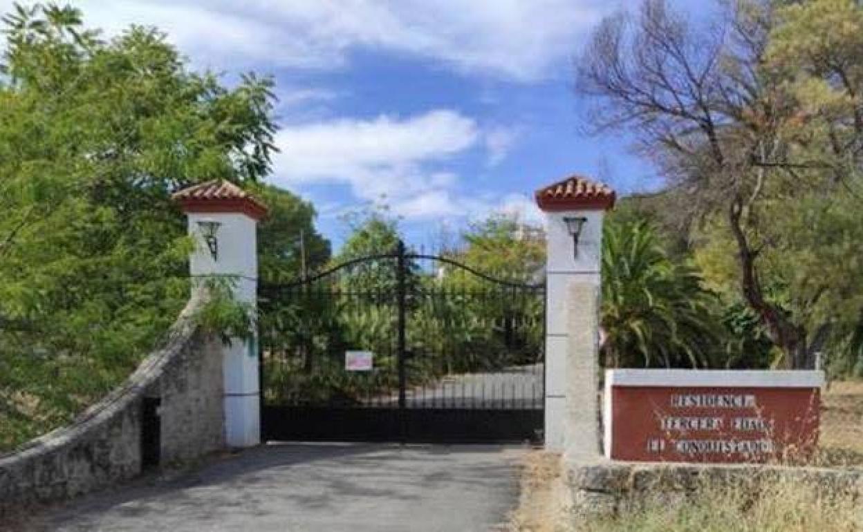 Puerta de entrada de la residencia El Conquistador, de Trujillo, una de las cinco que más preocupa al SES.
