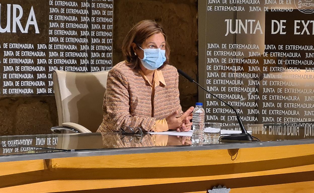 La vicepresidenta primera y consejera de Hacienda y Administración Pública, Pilar Blanco-Morales, ha dado una rueda de prensa en Mérida.