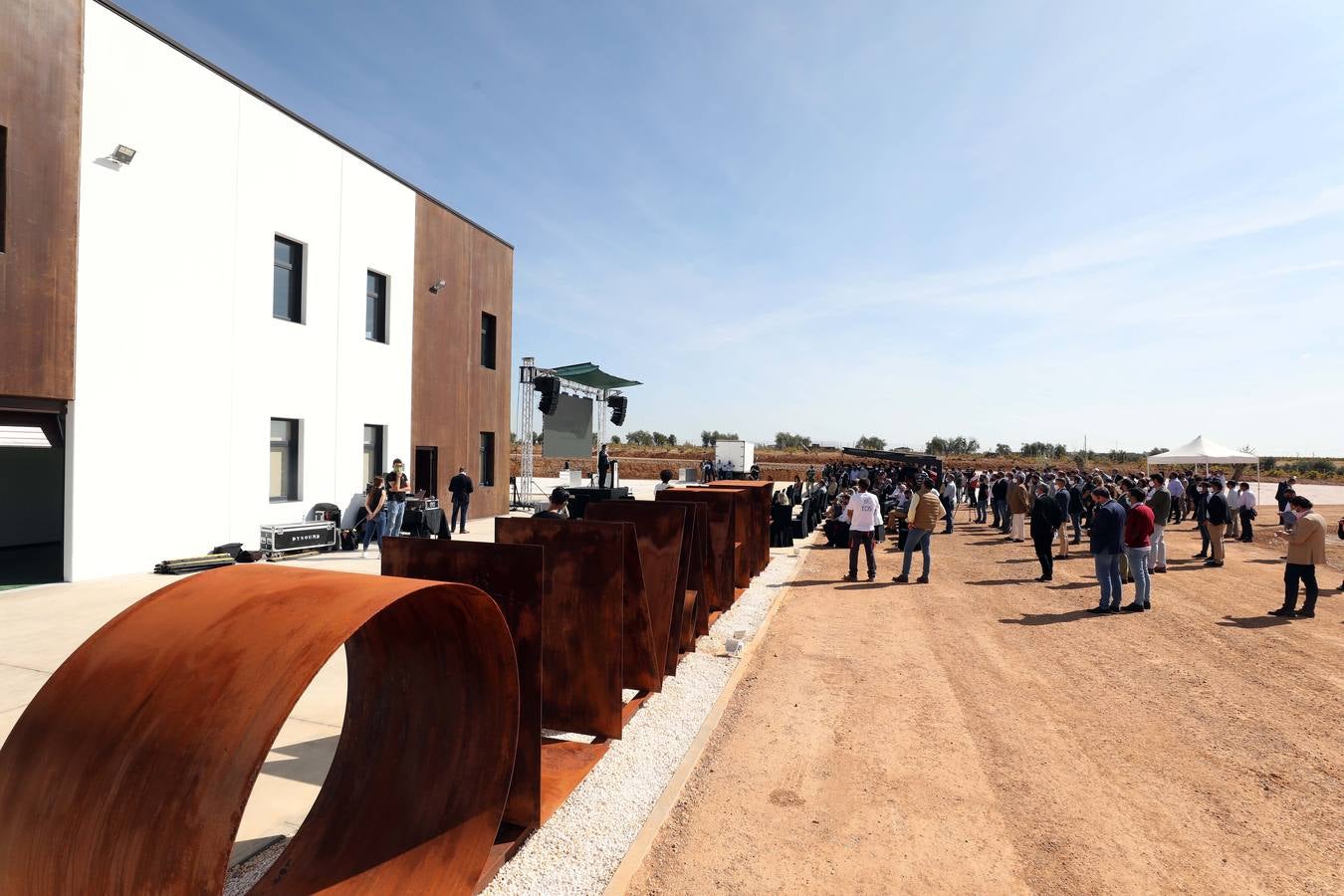 Vista del exterior de la nueva almazara en Lobón