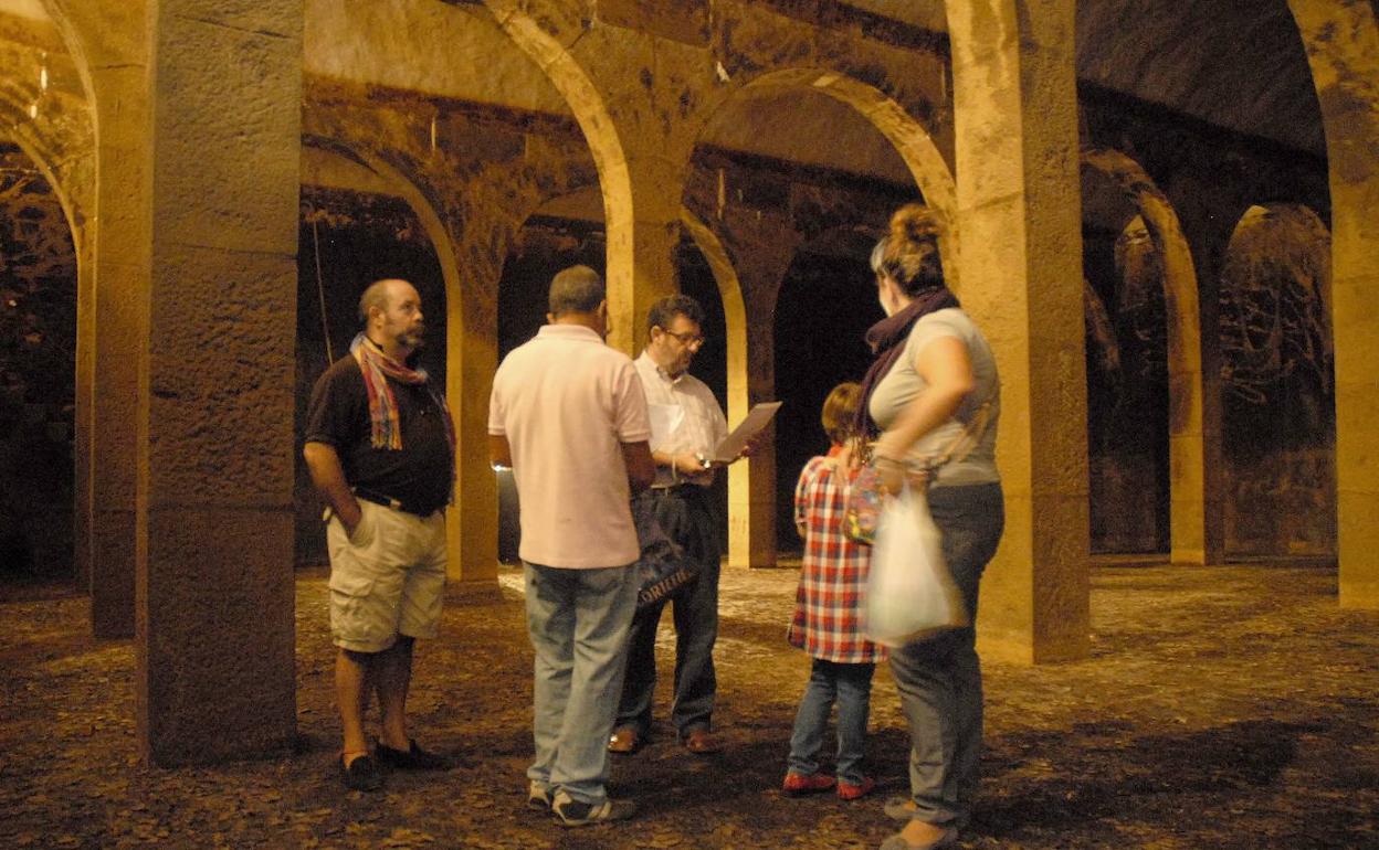 Interior del aljibe de la Alcazaba con motivo de la última vez que se abrió para una visita guiada en 2010. 