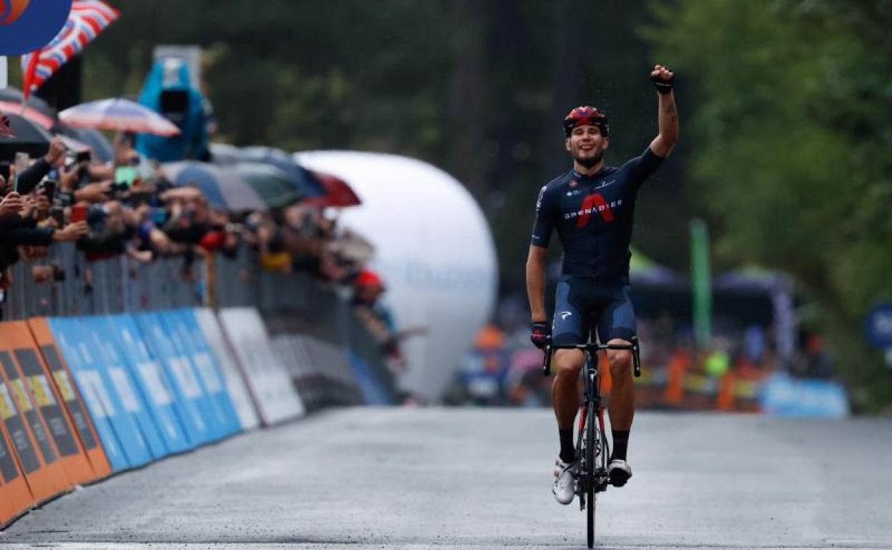 Filippo Ganna celebra su victoria. 