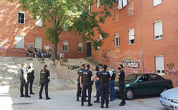 La policía investigando ayer la plaza Toto Estirado tras el tiroteo. 