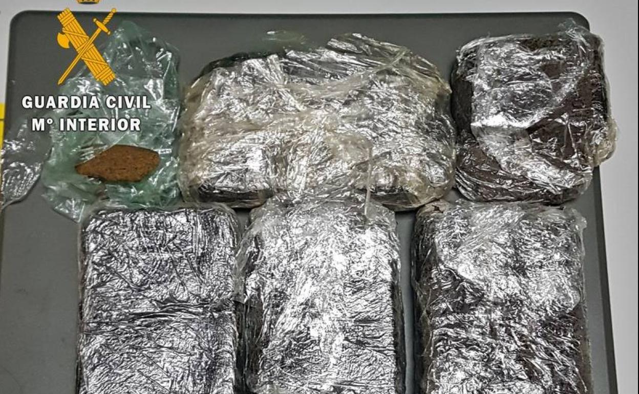 Droga intervenida a los tres detenidos.