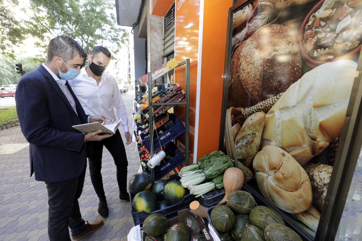 Los autores, David González y Lorenzo Mariano, observando los alimentos de un supermercado cacereño. 