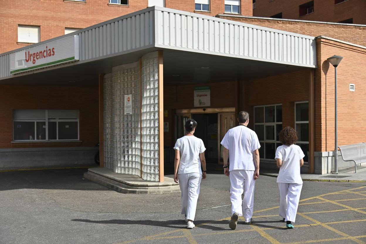 Sanitarios extremeños a las puertas de un hospital de Badajoz esta semana. 