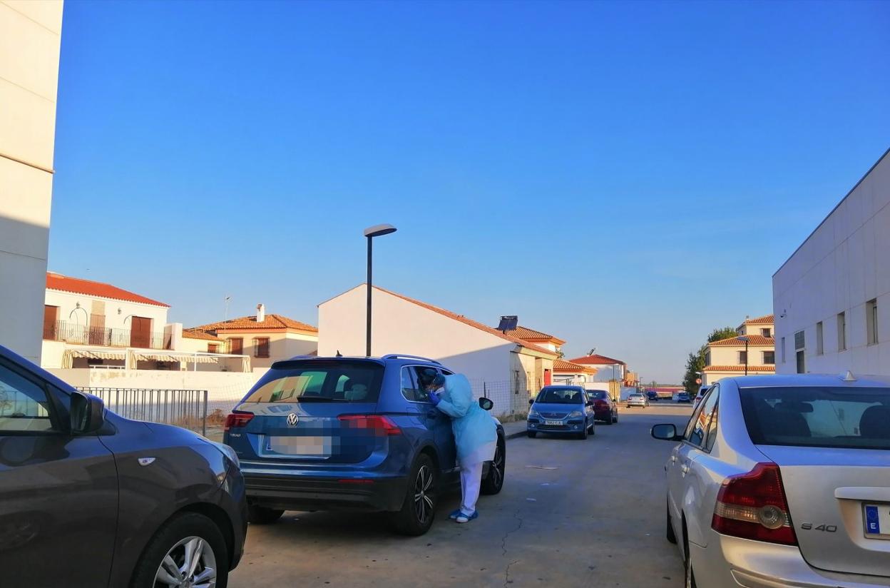 Un sanitario realiza una prueba PCR ayer en una calle de Llerena. 