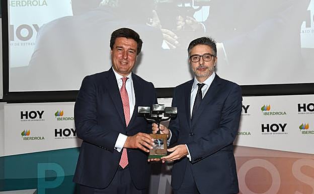 Ismael Clemente recibe la encina cúbica de manos de Pablo Calvo, jefe de Información de HOY.