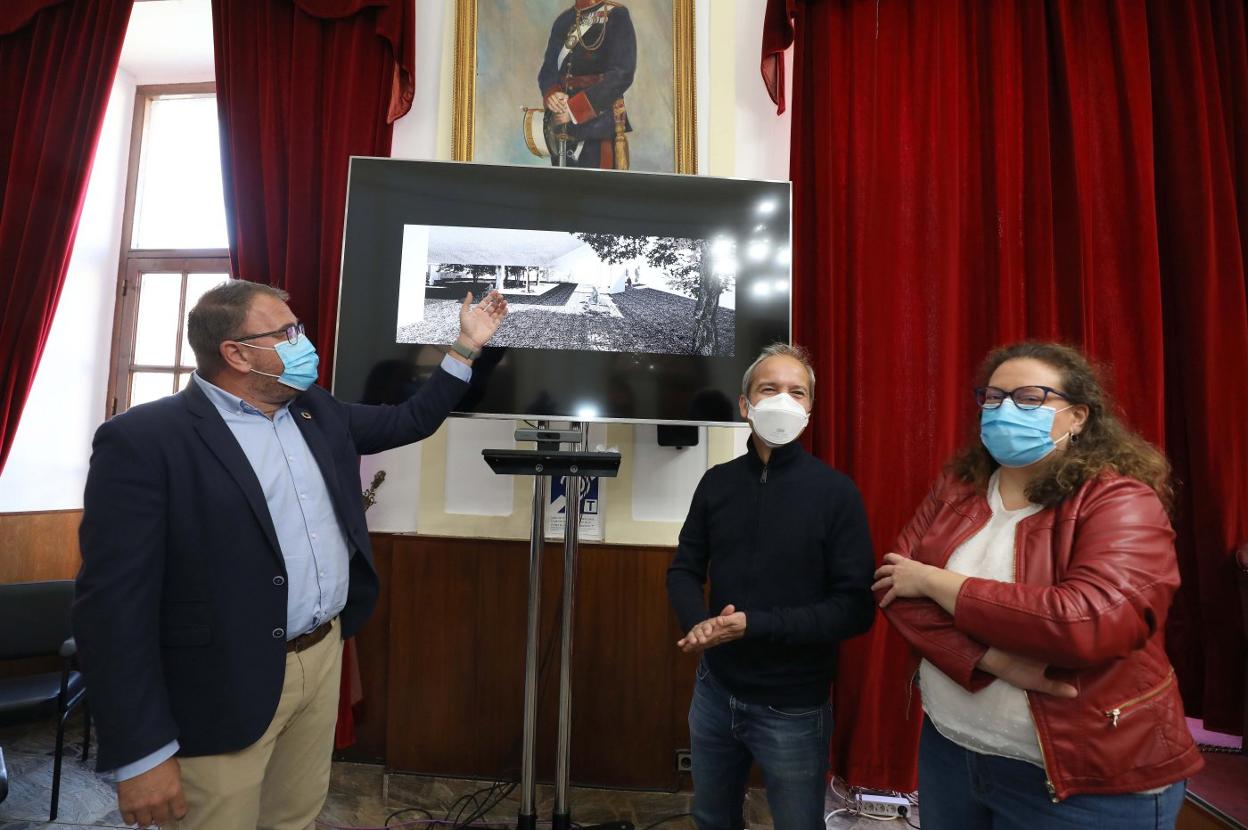 Osuna junto a José María Sánchez y la portavoz municipal, Carmen Yáñez, con fotos del proyecto. 