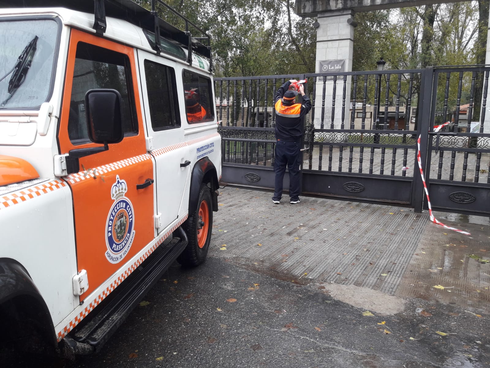La capital del Jerte ha cerrado los parques para evitar riesgos por el temporal. 
