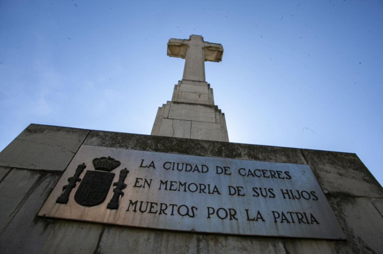 Inscripción al pie de la Cruz de los Caídos de Cáceres. 