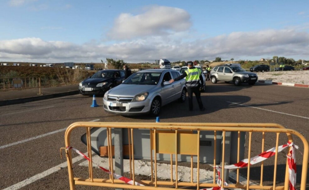 Fotos: Guardia Civil y Policía Local ya controlan las carreteras de acceso a Almendralejo