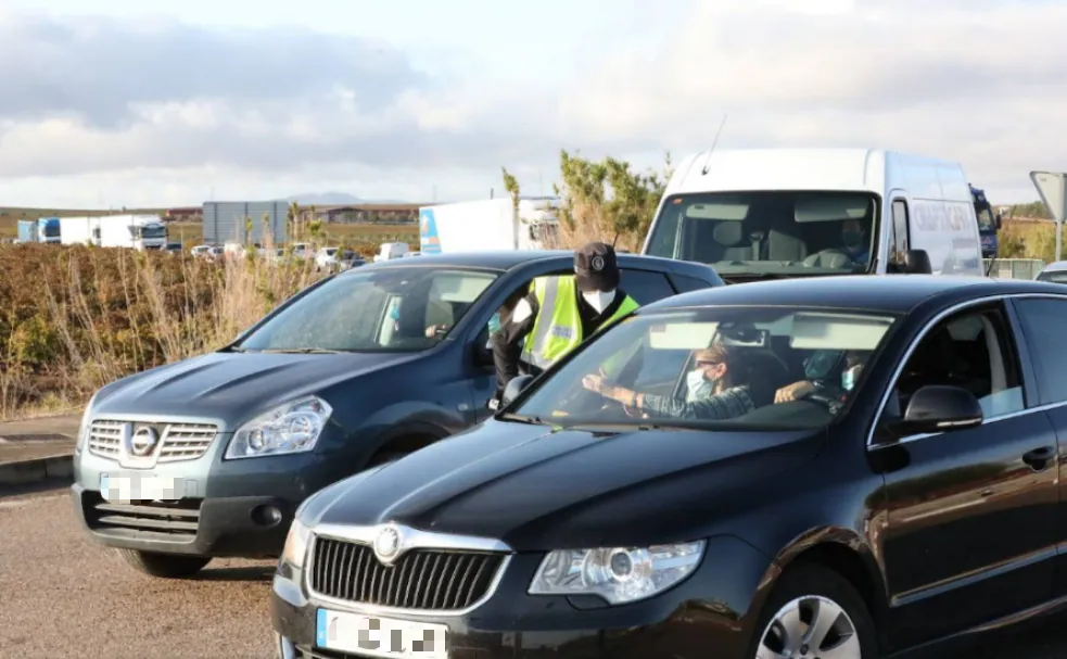 Fotos: Guardia Civil y Policía Local ya controlan las carreteras de acceso a Almendralejo