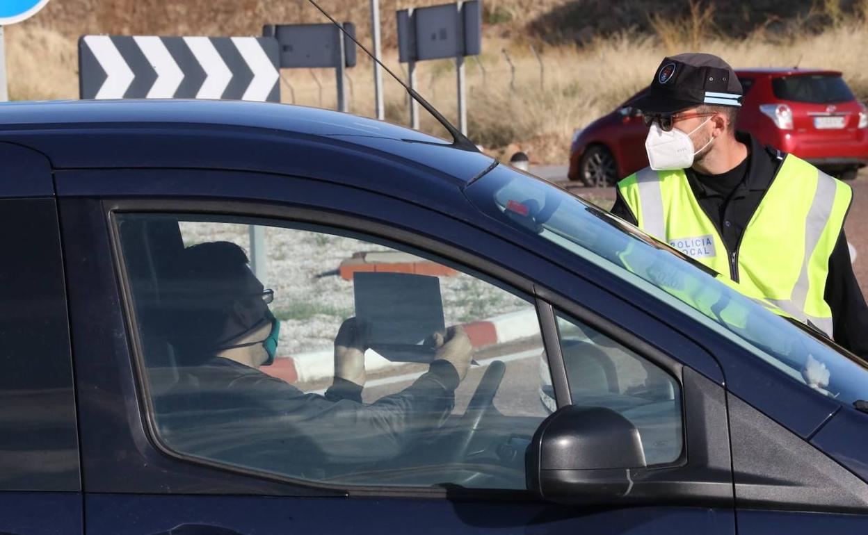Control de acceso este jueves en una carretera de Almendralejo.