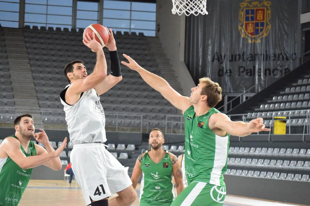 Marcius, en una acción defensiva frente al Palencia. 