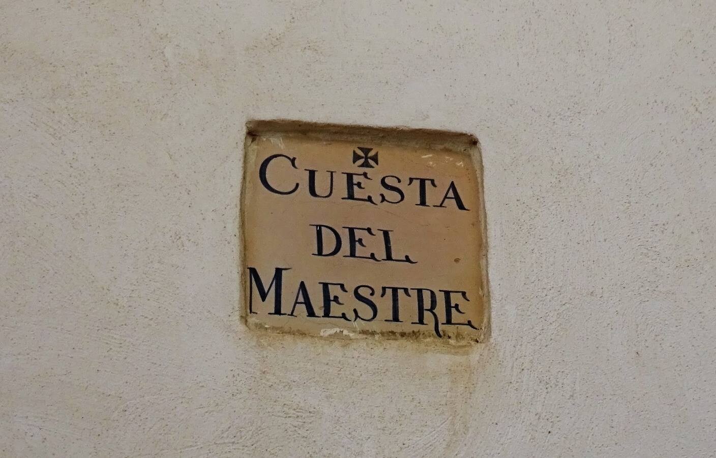 La Cuesta del Maestre de Cáceres, que comunica la Iglesia de Santiago con la zona de la desaparecida Puerta de Coria.