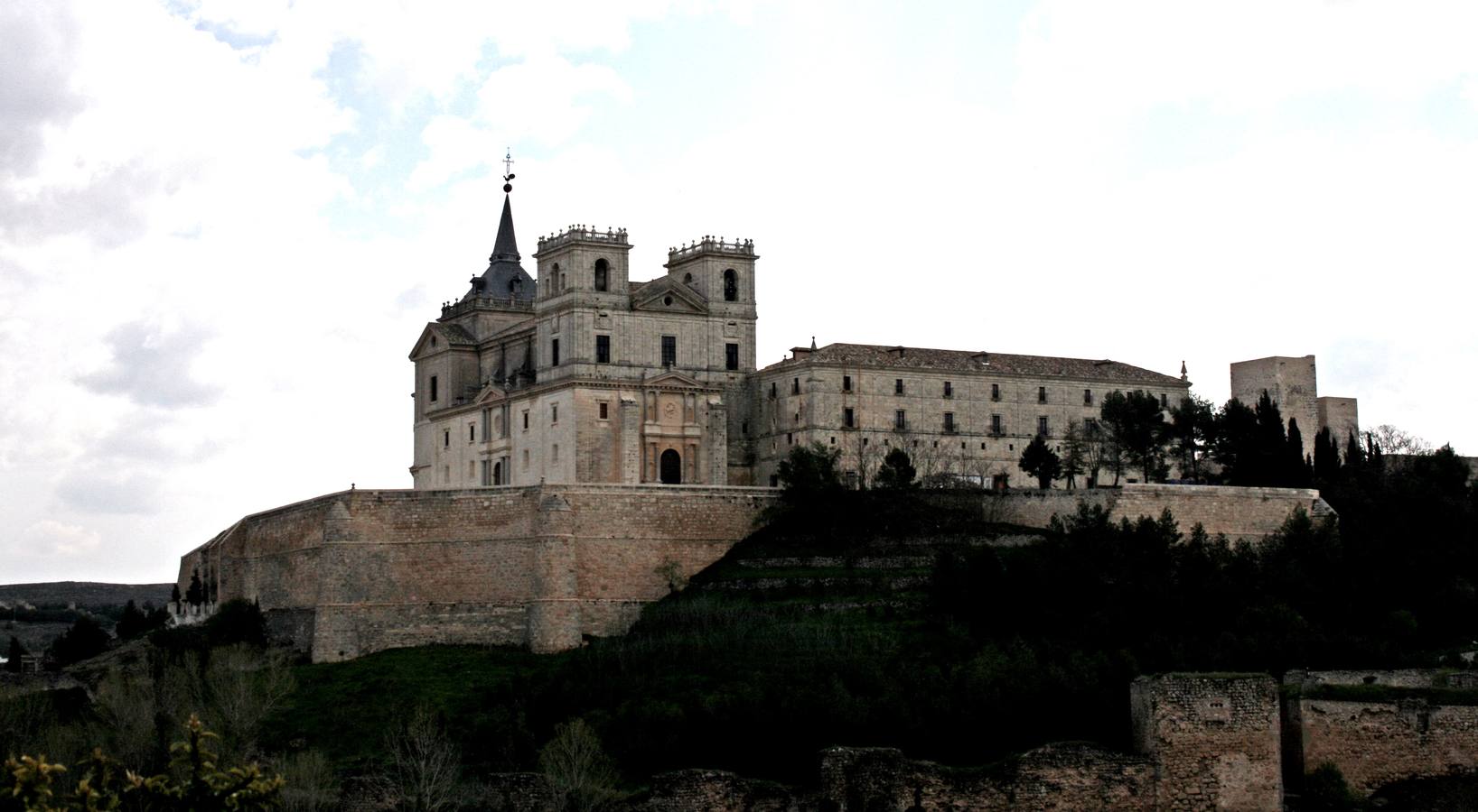 El monasterio de Uclés y restos de su castillo, en Cuenca.
