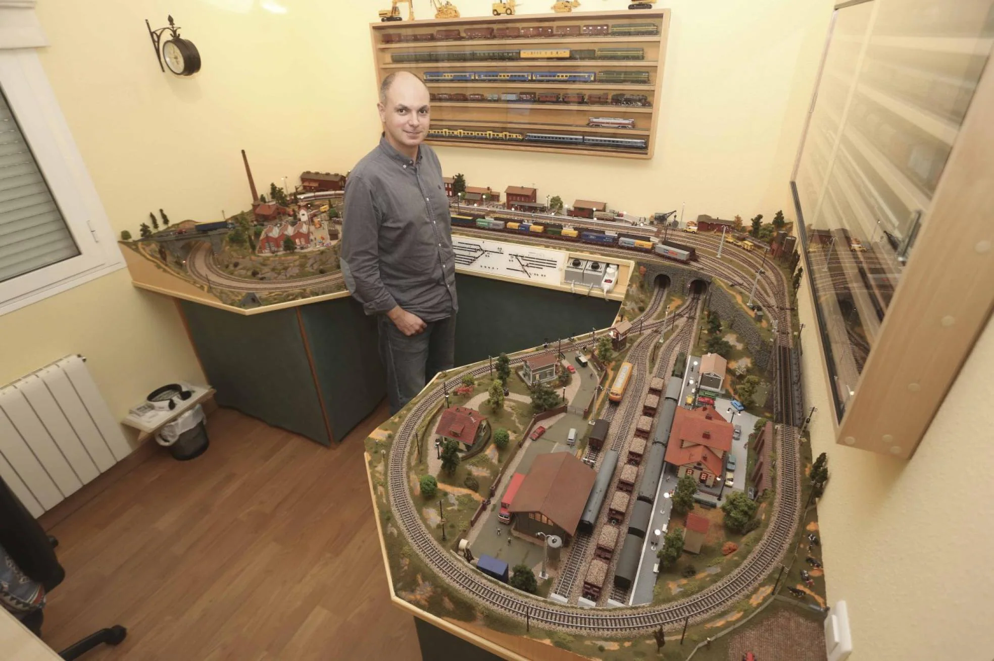 Juan David Gallardo, con su maqueta ferroviaria. 