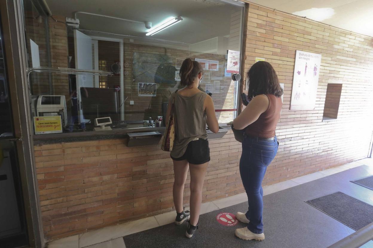 Dos chicas compran la entrada en la taquilla del MNAR. 