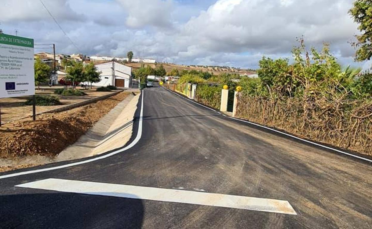 Camino de la barriada de San Blas que se ha asfaltado