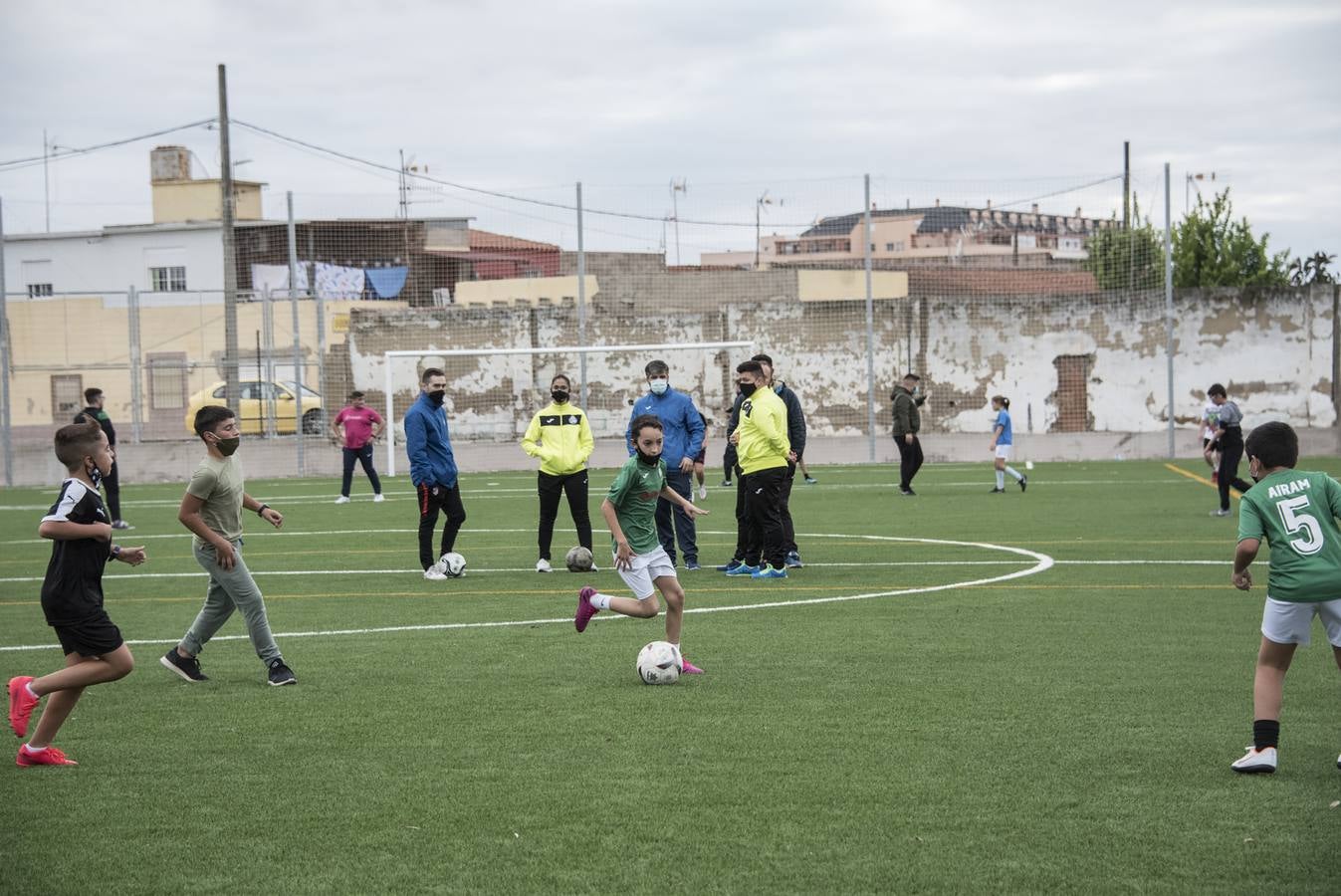 Niños juegan al fútbol en el nuevo campo del Cerro de Reyes