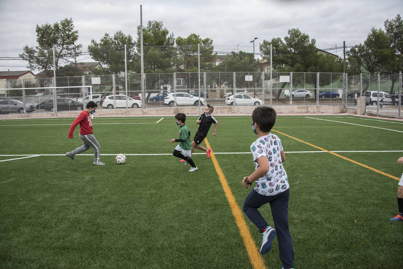 Niños juegan al fútbol en el nuevo campo del Cerro de Reyes