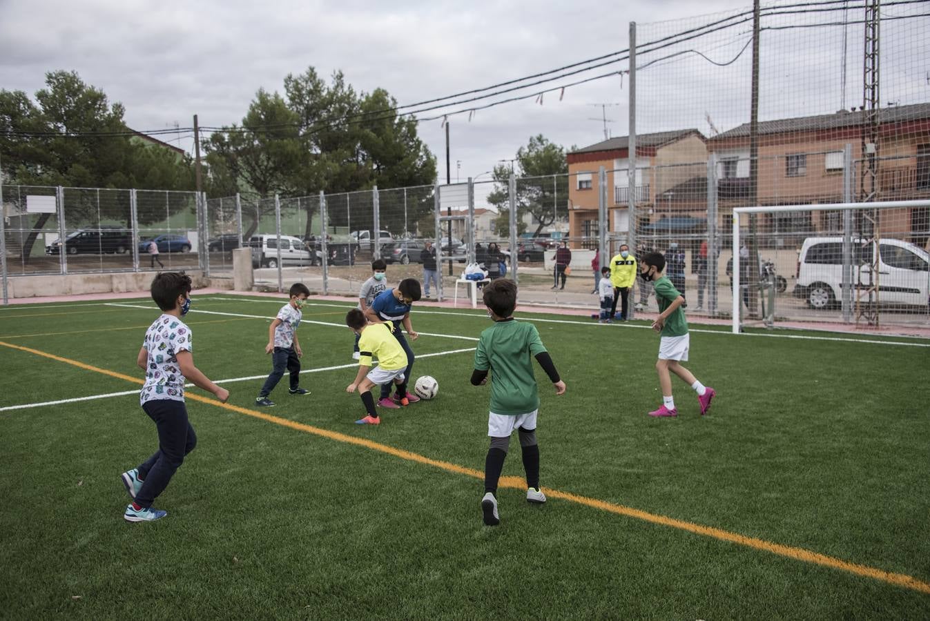 Niños juegan al fútbol en el nuevo campo del Cerro de Reyes