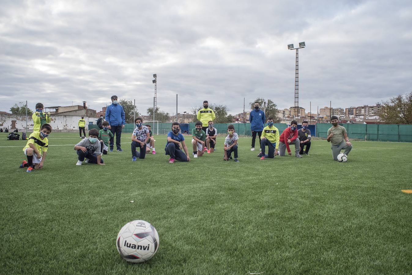 Niños juegan al fútbol en el nuevo campo del Cerro de Reyes