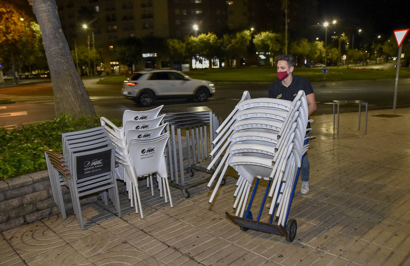 Fotos: Calles vacías en Cáceres y Badajoz por el toque de queda