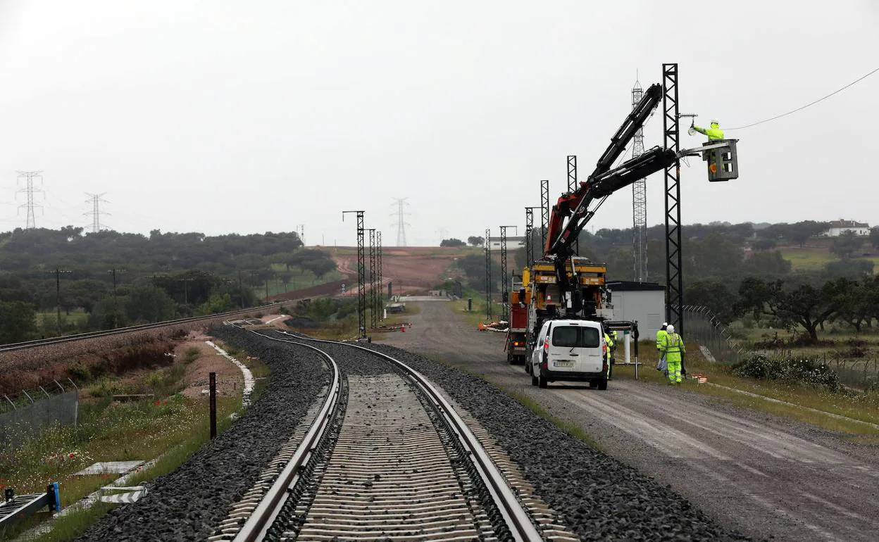 Trabajos de electrificación de la vía entre Mérida y Cáceres dentro del corredor del tren rápido